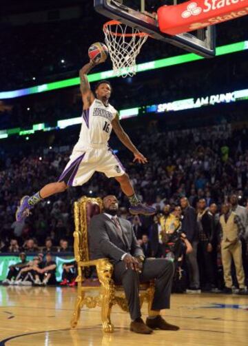 Ben McLemore salta pro encima de Shaquille O'Neal.