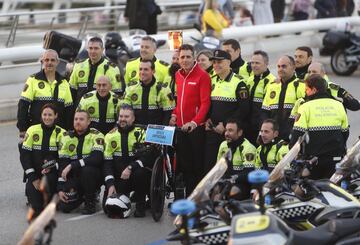 El ex ciclista Miguel Indurain posa con la Policía Local de Valencia.