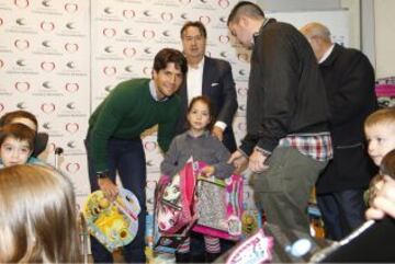 Fernando Verdasco junto con Irene Villa y el Dr. Ángel Martín repartieron juguetes por gentileza de la Clínica Menorca.