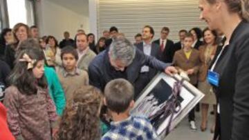 PRESENTE. Le regalaron una imagen de su padre de futbolista.