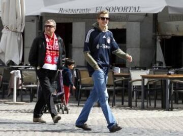 Los seguidores del Bayern Munich toman Madrid para animar a su equipo en el partido de ida de las semifinales de la Champions League que se disputará hoy en el Santiago Bernabéu.