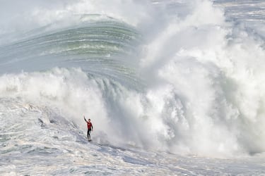 Un surfista celebra durante una sesión de surf de grandes olas el 3 de diciembre de 2025 en Nazare, Portugal.