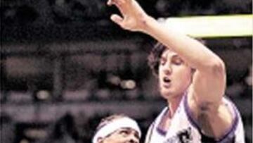 <b>CON FIEBRE</b>. Pese al recital de Iverson, que jugó con unas décimas, Philadelphia cayó