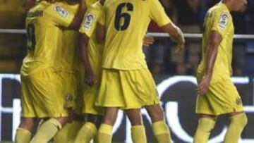 <b>GOL. </b>Cavenaghi, felicitado por sus compañeros tras marcar el 1-0.