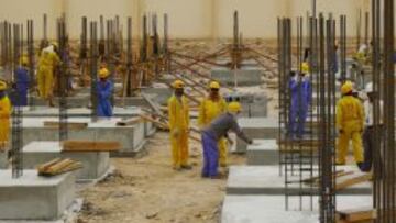 Varios trabajadores, durante la construcción de infraestructuras de cara al Mundial de 2022.