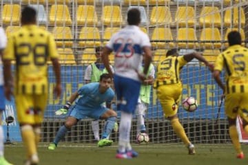 Futbol, Everton vs Universidad Catolica. 
Segunda fecha, campeonato de Clausura 2016/17.
El jugador de Everton Nahum Gomez, convierte un gol contra Universidad Catolica durante el partido de primera division disputado en el estadio Sausalito de Via del Mar, Chile.
12/02/2017
Marcelo Hernandez/Photosport
*************

Football, Everton vs Universidad Catolica.   Second date, Closure Championship 2016/17.
Everton's player Nahum Gomez, scores against Universidad Catolica during the first division football match held at the Sausalito stadium in Via del Mar, Chile.
12/02/2017.
Marcelo Hernandez/Photosport