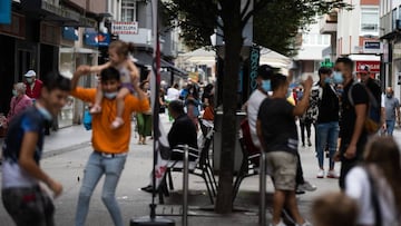 Imagen de una de las calles de Barcelona donde aparece repleta de gente.