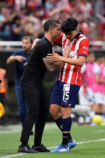  Fernando Gago head coach and Erick Gutierrez (R) of Guadalajara  during the 14th round match between Guadalajara and Puebla as part of the Torneo Clausura 2024 Liga BBVA MX at Akron Stadium on April 06, 2024 in Guadalajara, Jalisco, Mexico.