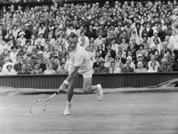 Melbourne, 3 de octubre de 1933-Melbourne, 2 de diciembre de 2024. 91 a?os. Leyenda del tenis australiano. Gran doblista. Gan cuatro Davis como jugador, entre 1959 y 1962, y otras tantas como capitn, en 1973, 1977, 1983 y 1986. En su palmars figuran 19 ttulos del Grand Slam, tres de ellos individuales: dos en el US Open (1959 y 60) y un Wimbledon (1960).