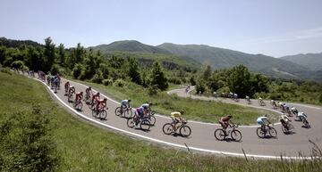 El valle del Mugello hace referencia a la parte medio-superior de la cuenca hidrográfica del río Sieve. En la imagen una etapa del Giro de 2004 pasando el valle de Mugello.