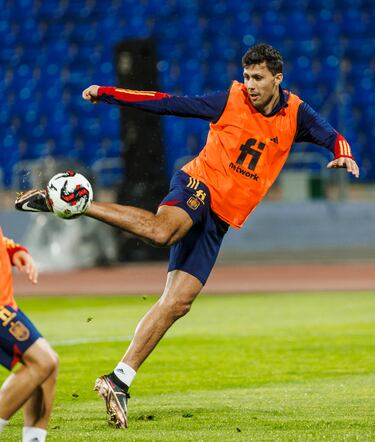 Rodrigo Hernández durante el entrenamiento.