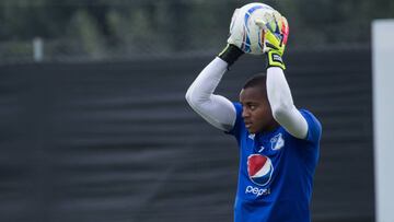 El portero Wuilker Far&iacute;&ntilde;ez durante un entrenamiento con Millonarios