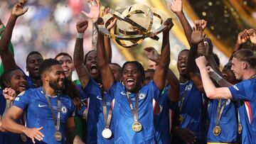 EAST RUTHERFORD, NEW JERSEY - JULY 13: Romeo Lavia #45 of Chelsea FC lifts the FIFA Club World Cup trophy following the FIFA Club World Cup 2025 Final match between Chelsea FC and Paris Saint-Germain at MetLife Stadium on July 13, 2025 in East Rutherford, New Jersey. Buda Mendes/Getty Images/AFP (Photo by Buda Mendes / GETTY IMAGES NORTH AMERICA / Getty Images via AFP)