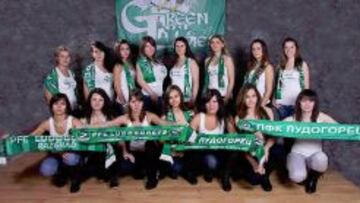Seguidoras incondicionales. Las ‘Green Ladies’ posan con las bufandas del Ludogorets.