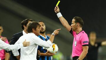 Soccer Football - Europa League - Final - Sevilla v Inter Milan - RheinEnergieStadion, Cologne, Germany - August 21, 2020 Inter Milan coach Antonio Conte is shown a yellow card by referee Danny Makkelie, as play resumes behind closed doors following the o