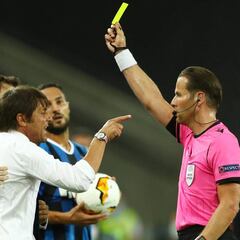 La prensa italiana dice que Banega tiró del pelo a Conte: "¿Es de verdad?"