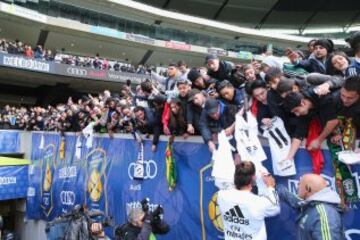 Bale firma autógrafos a los aficionados que acudieron al entrenamiento. 