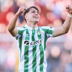 Ortiz adelanta por la derecha