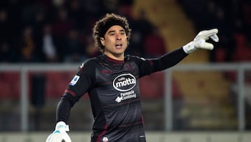 Guillermo Ochoa en un partido con la Salernitana.