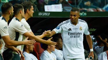 VARSOVIA, 14/08/2024.- El delantero francés del Real Madrid Kylian Mbappé (d) es felicitado por sus compañeros al abandonar el terreno de juego durante la disputa de la Supercopa de Europa de fútbol que Real Madrid y Atalanta juegan este miércoles en el Estadio Nacional de Polonia, en Varsovia.EFE/ Mariscal
