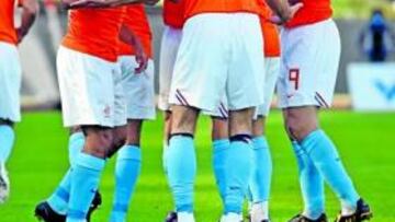 <b>CLASIFICADOS. </b>Los holandeses felicitan a De Jong, autor del segundo gol que les conduce al Mundial.