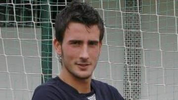 <b>RECUERDO. </b>Muchos aficionados del Betis se trasladaron hasta el Villamarín para poner velas en recuerdo de Roqué.