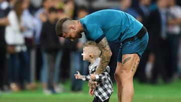 Sergio Ramos con su hijo durante el calentamiento.