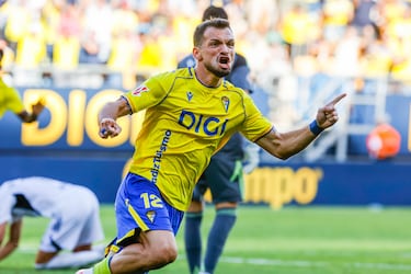 El Kvarastkhelia de la Bahía sigue siendo decisivo. Segundo partido que sale de revulsivo y le permite a su equipo sumar puntos. El Nuevo Mirandilla va a disfrutar mucho del georgiano.