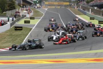 Salida del GP de España con Nico Rosberg encabezando la carrera