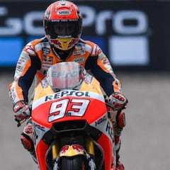 Doble susto para Márquez en el warm up, pero salva la caída