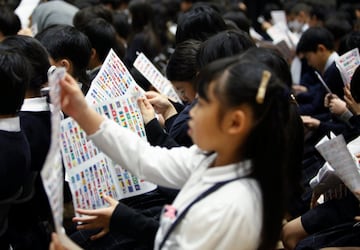 Los estudiantes de una escuela de la ciudad de Koto Ariake participan en una conferencia especial sobre los países que participarán en los Juegos Olímpicos de Tokio y sus banderas nacionales. El deporte siempre ha sido una forma divertida y rápida de aprender geografía.