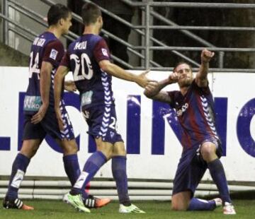 Los jugadores de la Sociedad Deportiva Eibar celebran el gol de Albentosa.