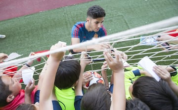 Asensio firmando autógrafos.