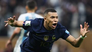 Kylian Mbappé festeja uno de sus goles en contra de Argentina en la Final de la Copa del Mundo.