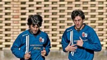 <b>TITULARES. </b>Fabián Ayala y Diego Milito, durante un entrenamiento con el Real Zaragoza.