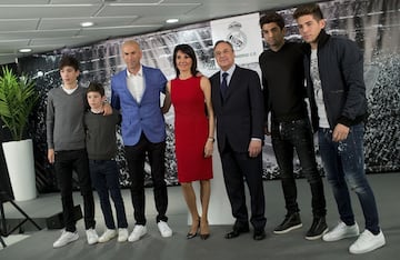 El 4 de enero de 2016 Zidane fue presentado como nuevo entrenador del Real Madrid tras la destitución de Rafa Benítez. En la foto, Zidane posa con toda su familia y Florentino Pérez.