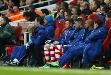 Wenger en el banquillo.