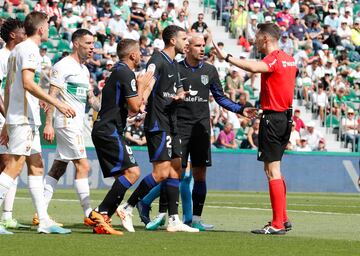 Los jugadores del Atlético de Madrid, Koke, Hermoso y Griezmann protestan al árbitro Muñiz Ruiz. 
