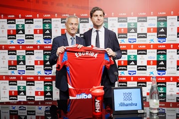 24-09 Presentacion de Fran Escriba como nuevo entrenador del Granada CF. En la imagen el entrenador junto al director deportivo, Matteo Tognozzi.