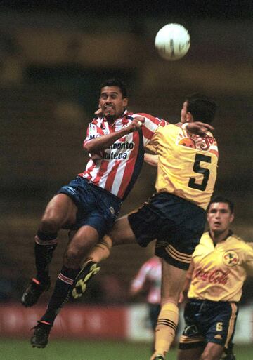 Se convirtió en el ‘Talismán’ de Chivas en los Clásicos desarrollados en el Invierno 98 y Verano 99. En ambos entró de cambio, en ambos anotó el gol que rompió el cero y que fueron la diferencia por la mínima en aquellos duelos de Clásico Nacional.