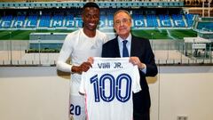 Florentino P&eacute;rez entrega a Vinicius la camiseta conmemorativa por los 100 partido del brasile&ntilde;o con el Real Madrid.