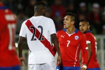 Alexis Sánchez se enfrenta a Carlos Ascues.