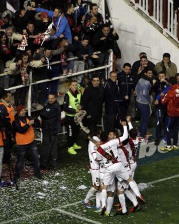 1-0. Larrivey celebra el primer gol con sus compañeros.