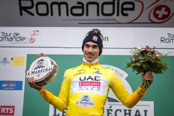 Juan Ayuso, con el maillot amarillo de líder, en el podio de la 3ª etapa del Tour de Romandía 2024.