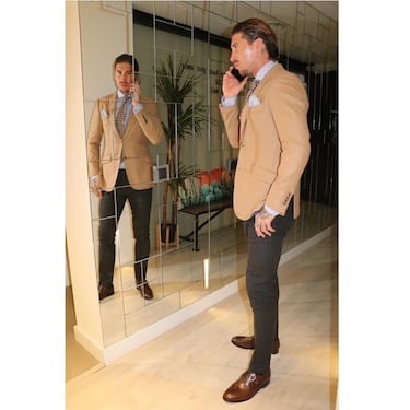 Sergio Ramos celebra su 40º cumpleaños convertido en un icono más allá del terreno de juego. El defensa sevillano, que ha marcado estilo durante dos décadas de carrera, acumula algunos de los looks más virales y comentados del panorama deportivo y mediático.