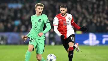 Atletico Madrid's Spanish midfielder #24 Pablo Barrios controls the ball next to Feyenoord's Croatian midfielder #17 Luka Ivanusec during the UEFA Champions League Group E football match between Feyenoord and Atletico Madrid at the De Kuip Stadium in Rotterdam on November 28, 2023. (Photo by JOHN THYS / AFP)