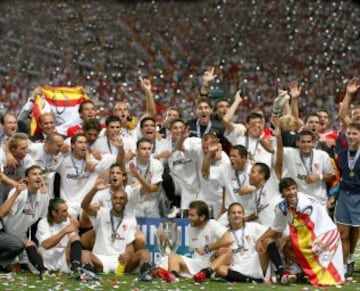25 de agosto de 2006, final de la Supercopa de Europa entre el Sevilla y el Barcelona disputada en Mónaco. El equipo posa con el trofeo.