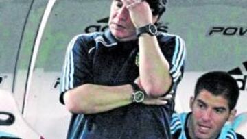 <b>CONTRARIADO. </b>Maradona sopesa dejar el cargo de seleccionador.