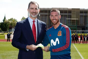 Felipe VI con el capitán Sergio Ramos. 