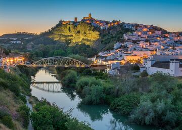 Ciudad y municipio español de la provincia de Cádiz. Se trata del municipio más poblado y extenso de la comarca de Sierra de Cádiz. Constituye un importante destino turístico y tiene una posición estratégica entre la campiña jerezana y la serranía.
